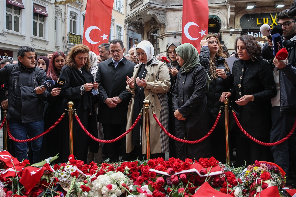 AK Parti İstanbul Kadın Kolları, terör saldırısında yaşamını yitirenleri İstiklal Caddesi'nde andı