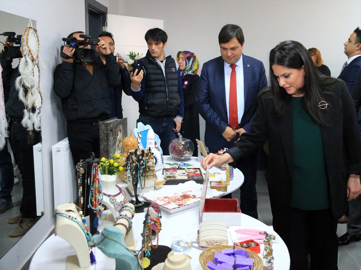 AK Partili Sarıeroğlu, Uşak'ta mikrofinans şubesi açılışına katıldı: