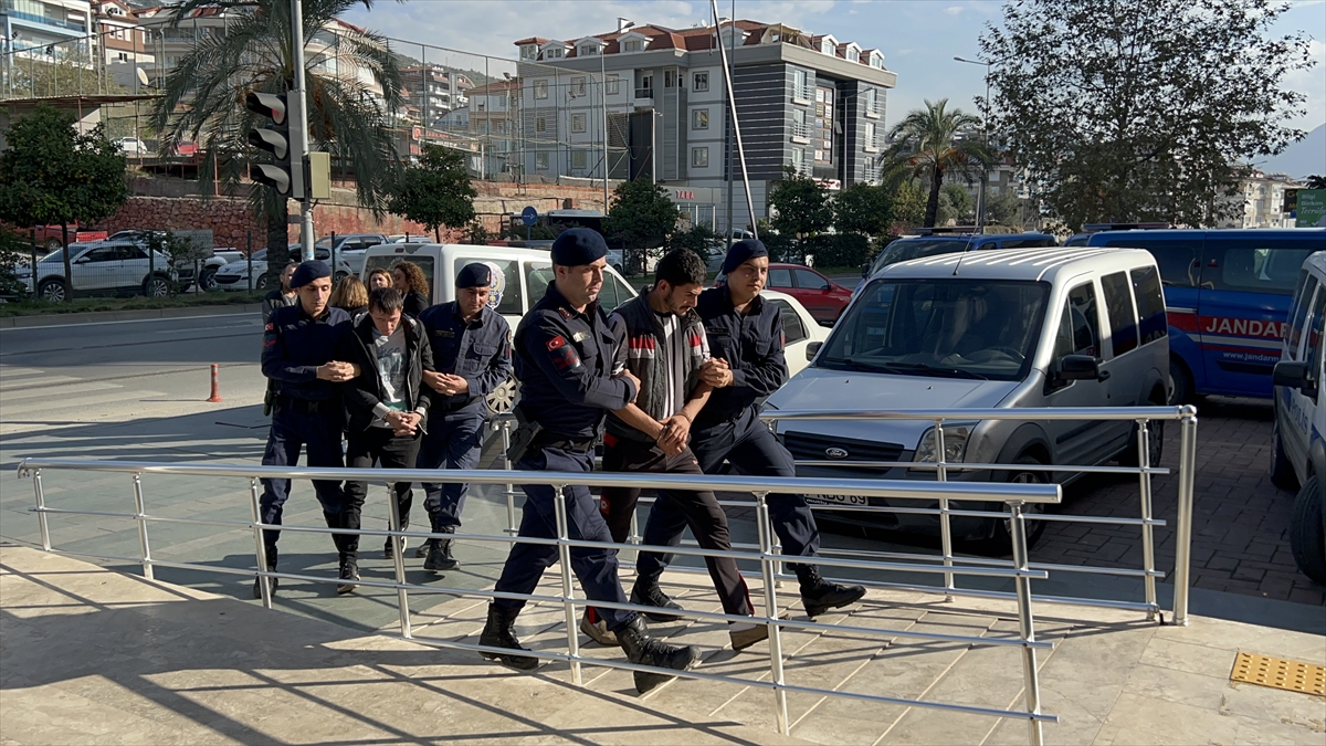 Alanya'da hırsızlık yaptıkları iddiasıyla gözaltına alınan 2 zanlı tutuklandı