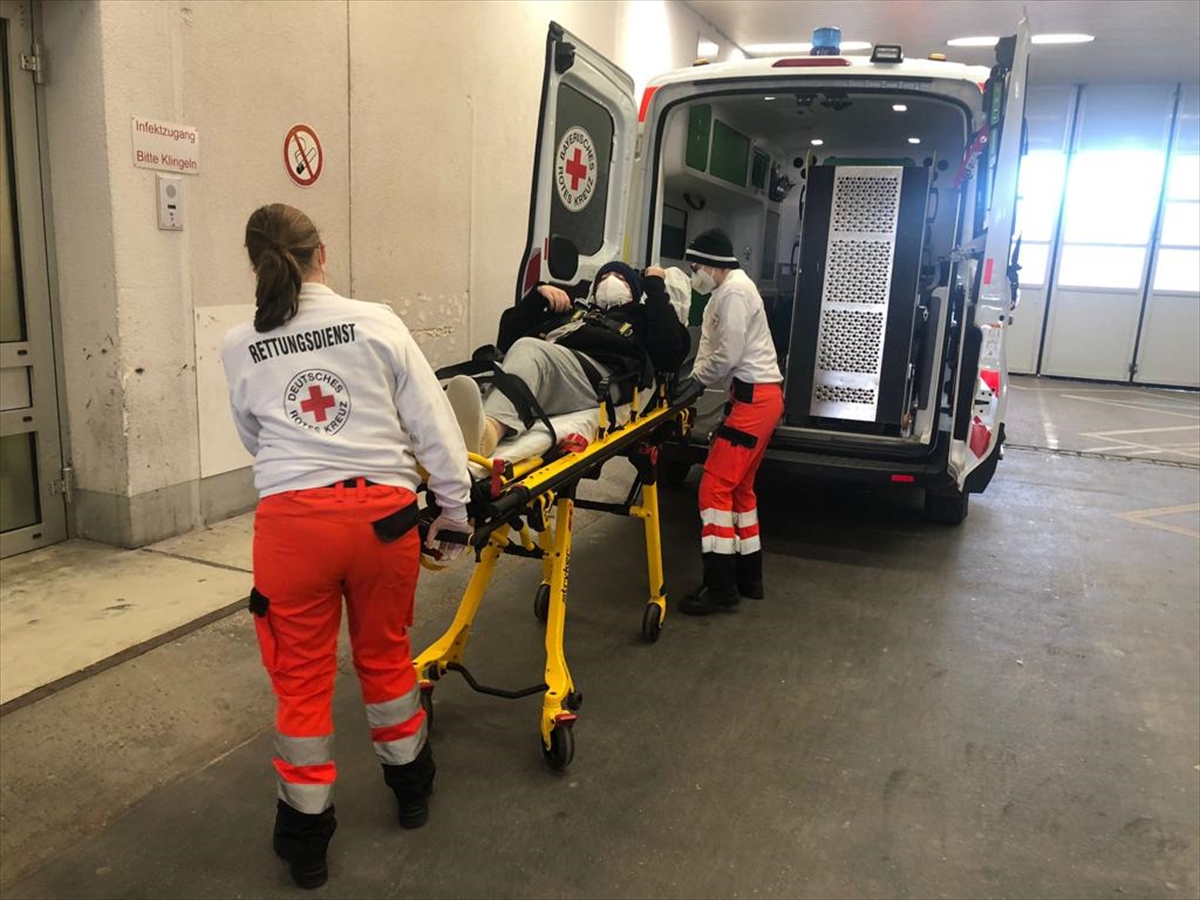 Almanya'da yoğun bakımda tedavi gören öğretmen ambulans uçakla Türkiye'ye getirildi