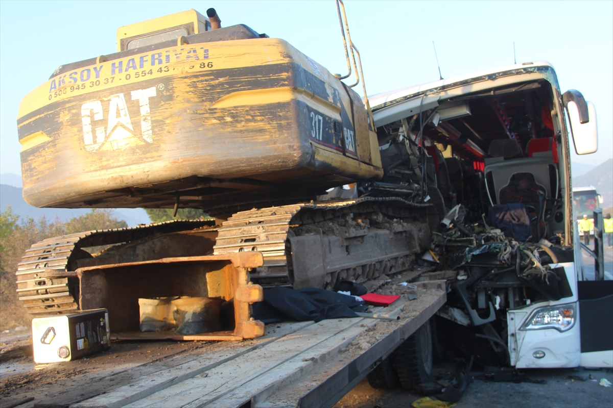 AMASYA (AA) – Amasya'nın Taşova ilçesinde yolcu otobüsü ile iş