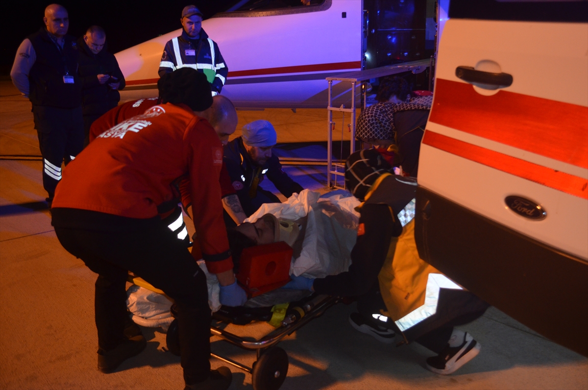 DÜZELTME – “Ambulans uçak, trafik kazasında yaralanan tiyatrocu Serkan Deveci için havalandı” haberimizin başlığında sehven “Serkan” olarak yazılan isim “Sergen” olarak düzeltilmiştir.