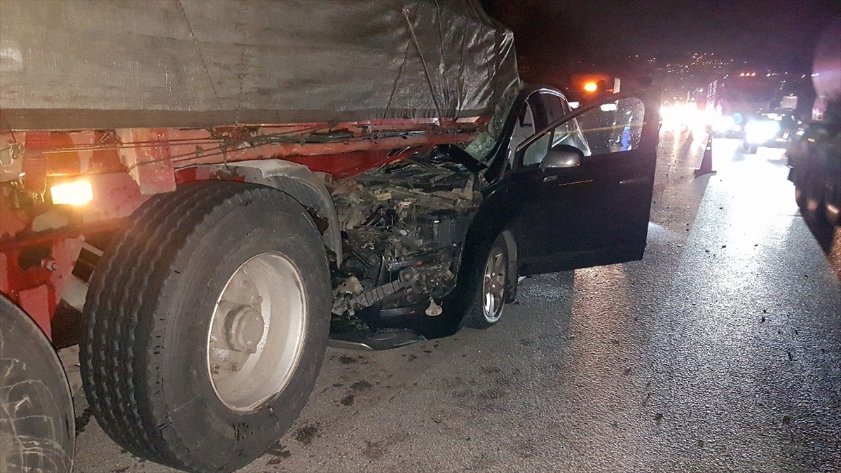 Anadolu Otoyolu'nda tıra çarpan otomobildeki karı koca yaralandı