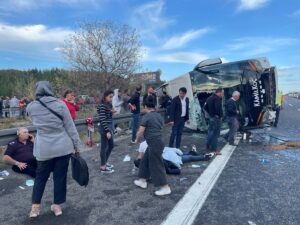 BOLU (AA) – Anadolu Otoyolu'nun Bolu kesiminde yolcu otobüsünün devrilmesi