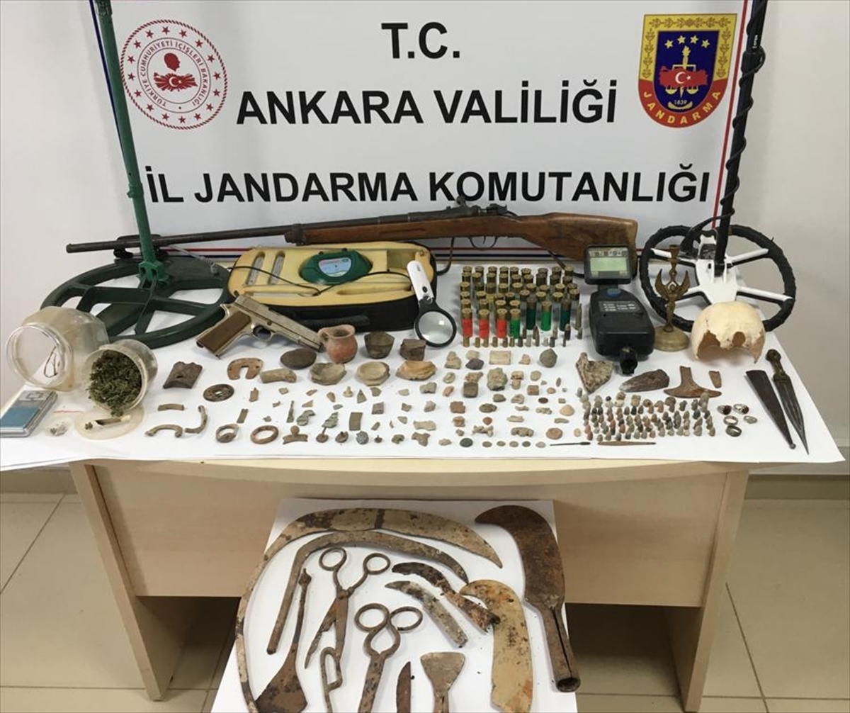 Ankara'da bir evde tarihi eser niteliğinde eşyalar ve uyuşturucu ele geçirildi