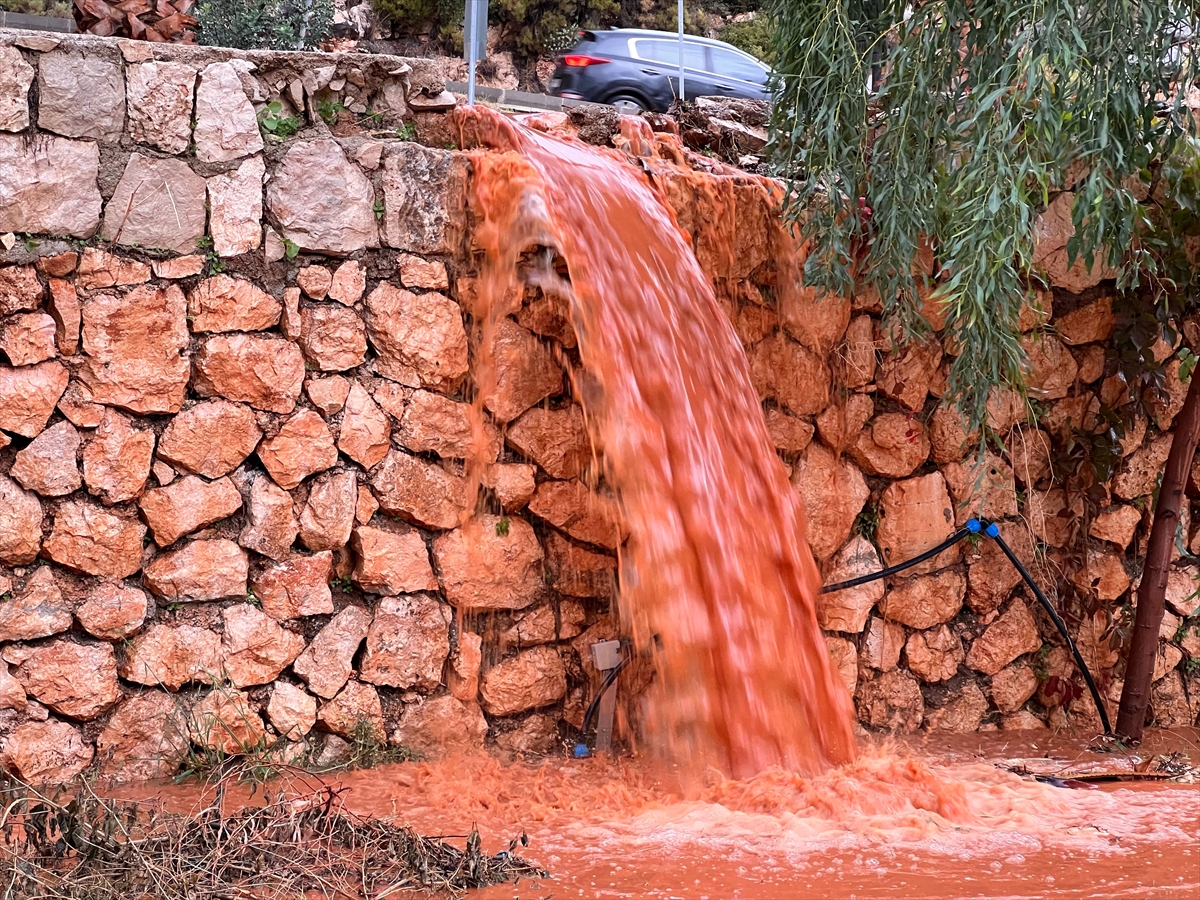 Antalya Kaş'ta yağış etkili oldu