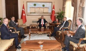 - "Antalya en iyi turizm sezonlarından birini yaşıyor. 500 bine