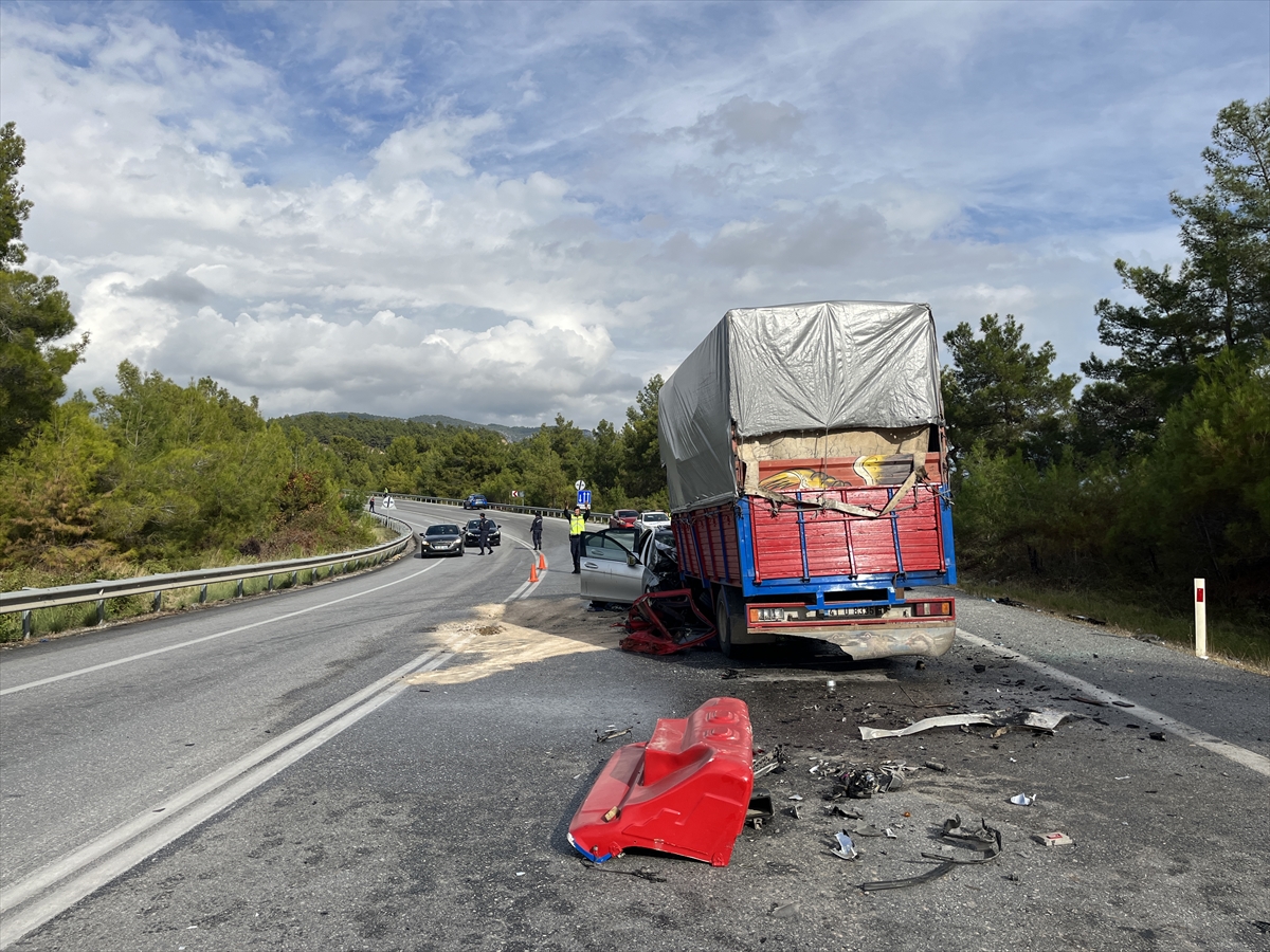 Antalya'da otomobil ve kamyonetin çarpıştığı kazada 2 kişi öldü, 6 kişi yaralandı