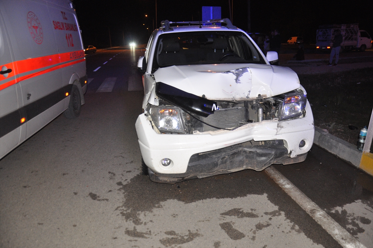 Antalya'da pikap ile hafif ticari aracın çarpıştığı kazada 5 kişi yaralandı