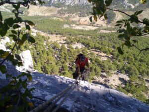 ANTALYA (AA) – Antalya'nın Serik ilçesinde uçurumda mahsur kalan 2