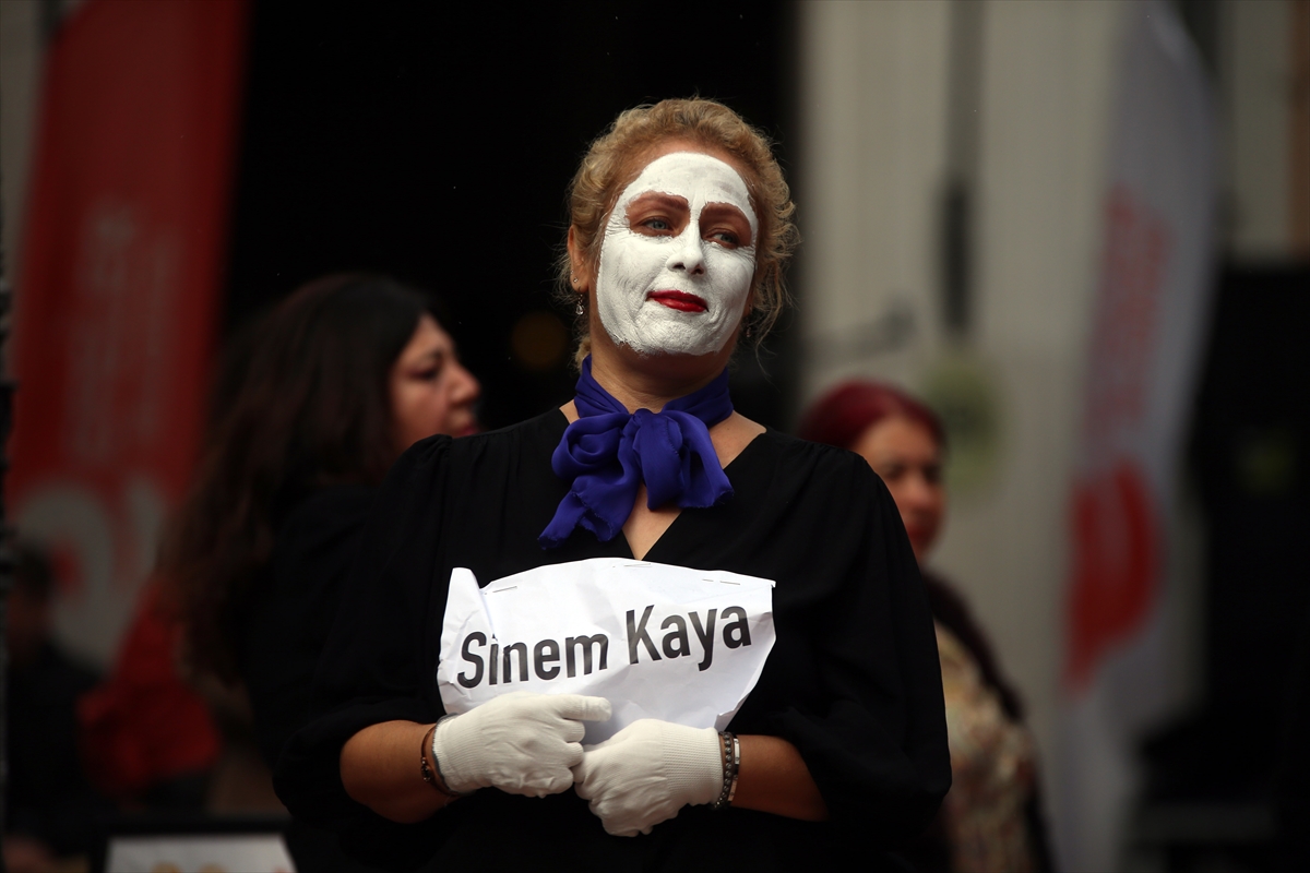 Aydın'da kadınlardan şiddete karşı “sessiz çığlık” gösterisi