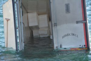 - Sürücü, kamyonet denize düşmeden durumu fark edenlerce son anda