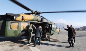 HAKKARİ (AA) – Milli Savunma Bakanı Hulusi Akar, beraberindeki Türk