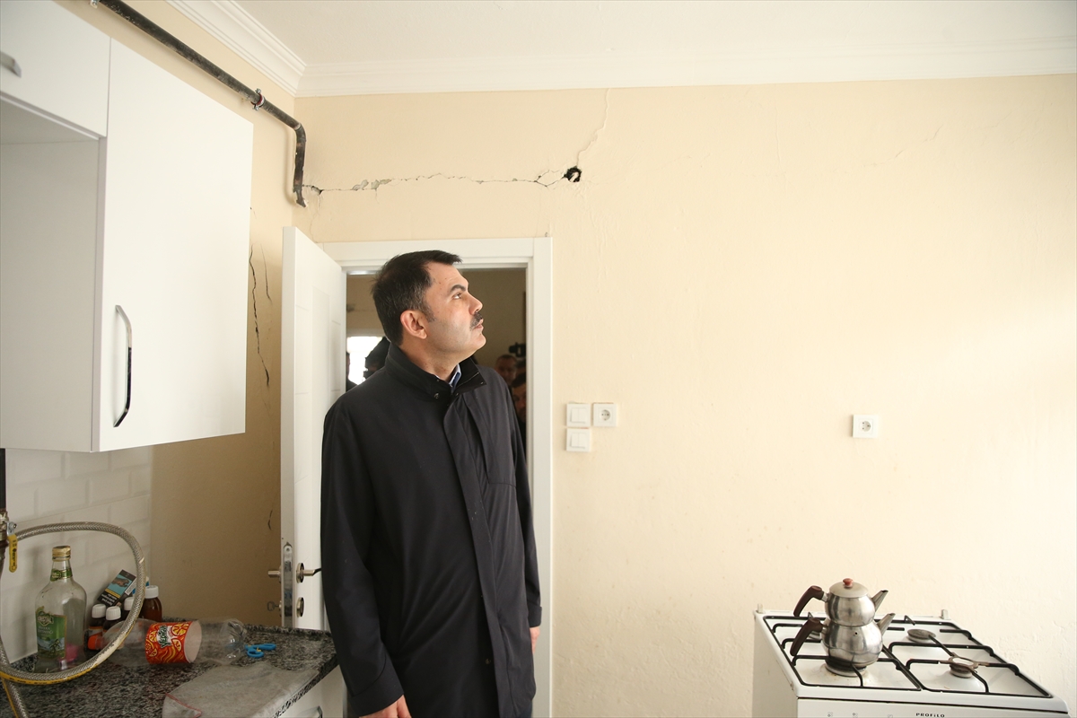 Bakan Kurum Düzce'de hasarlı evlerde incelemelerde bulundu