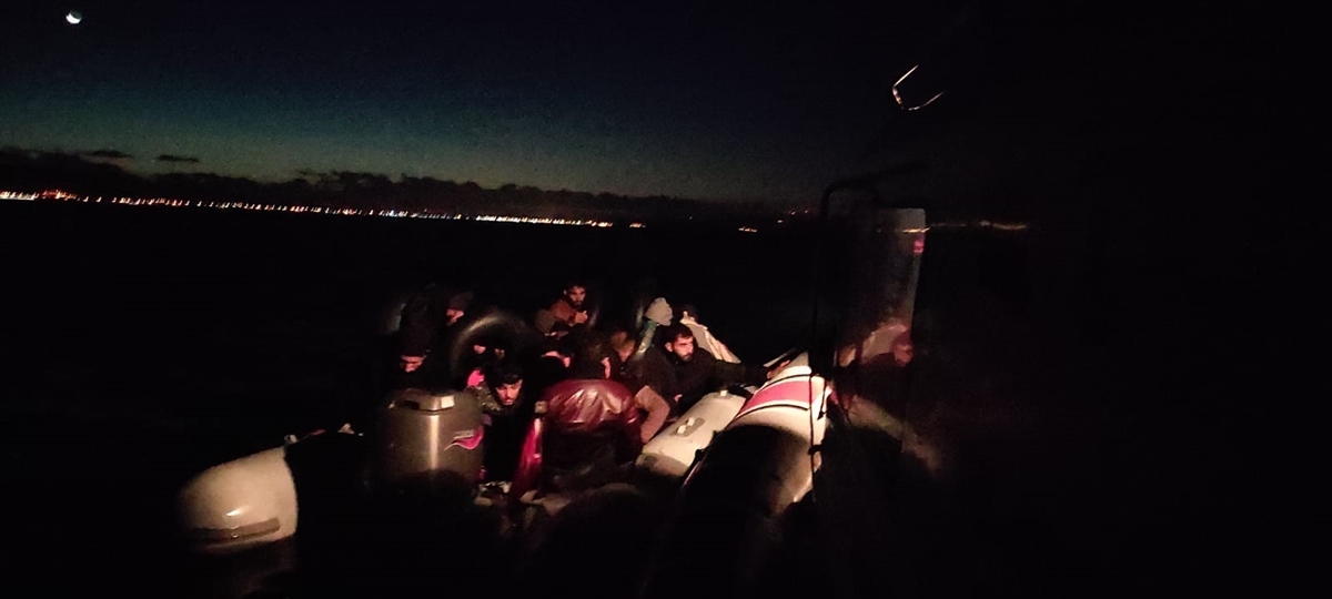 Balıkesir açıklarında 16 düzensiz göçmen yakalandı