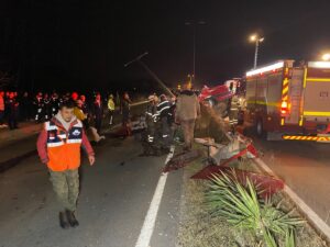 BARTIN (AA) – Bartın'da otomobilin refüjdeki aydınlatma direğine çarpması sonucu