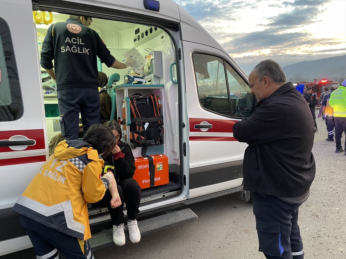 Bartın'da yolcu otobüsünün devrilmesi sonucu 39 kişi yaralandı