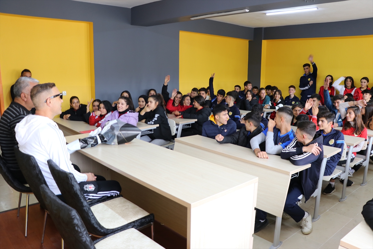 Beşiktaş Kulübü, Siirt'teki köy okulu öğrencilerine giyim yardımı yaptı