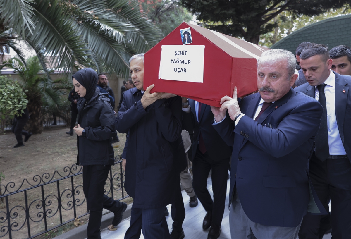 Beyoğlu’ndaki terör saldırısında hayatını kaybeden anne ve kızının cenaze namazı kılındı