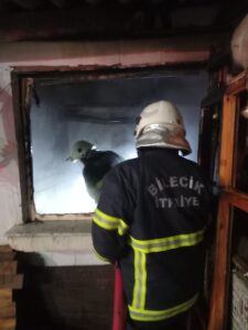 BİLECİK (AA) – Bilecik'te bir ev ile ahır yanarak kullanılamaz