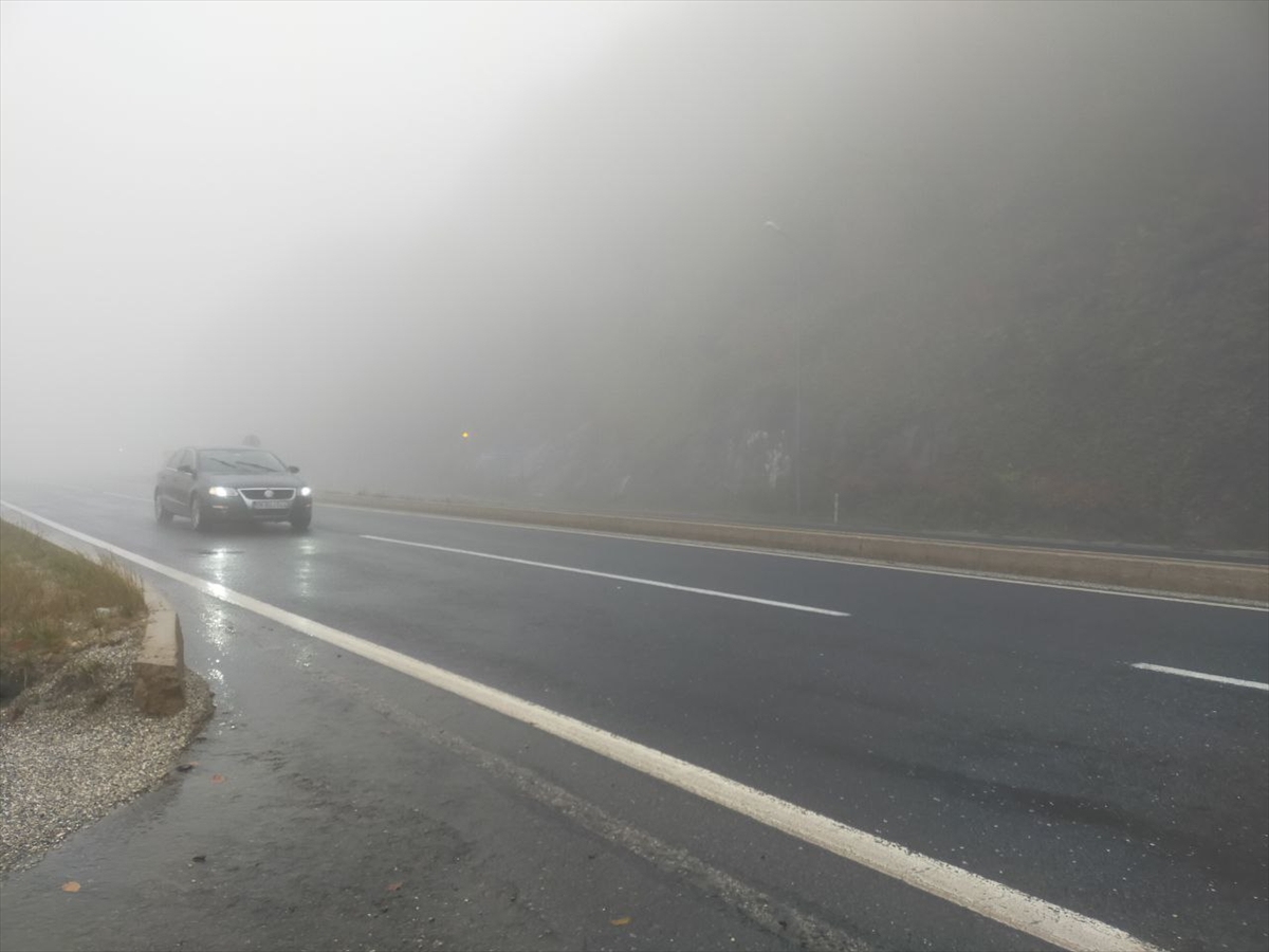Bolu Dağı'nda sis ve sağanak etkili oluyor