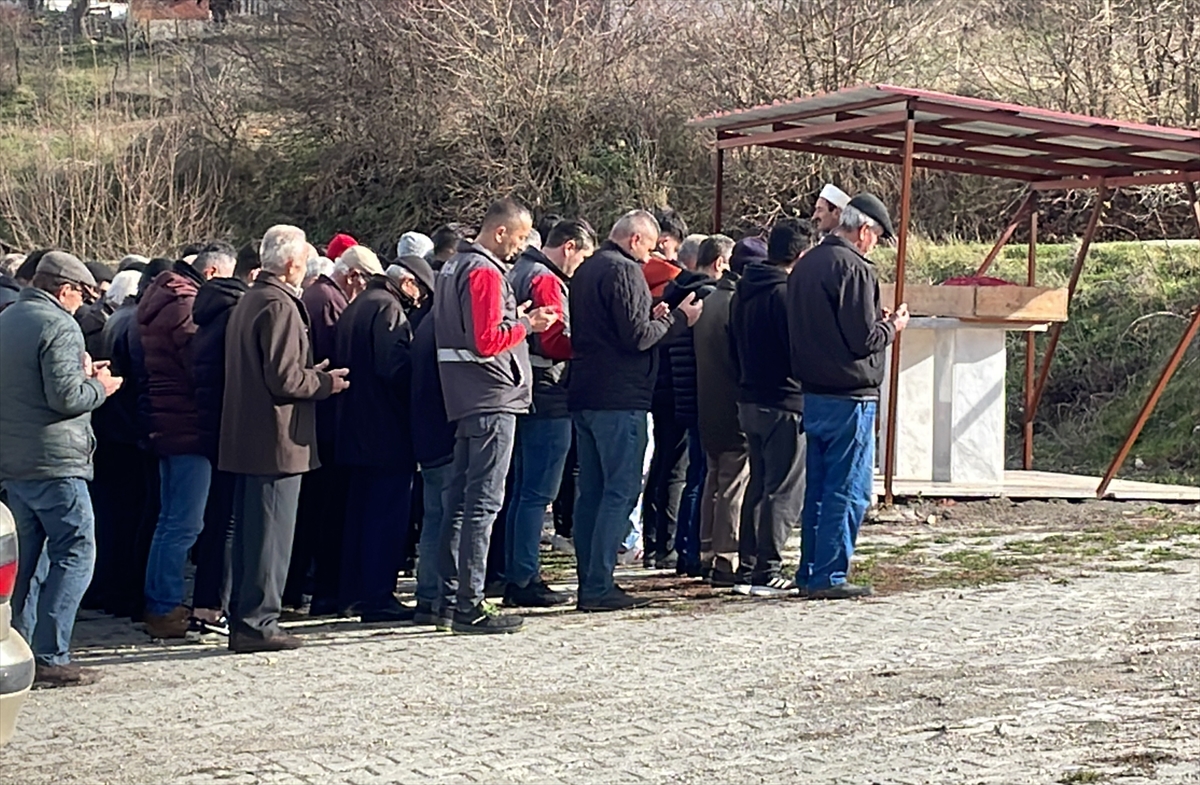 Bolu'da ayrıldığı erkek arkadaşının silahla öldürdüğü genç kızın cenazesi defnedildi