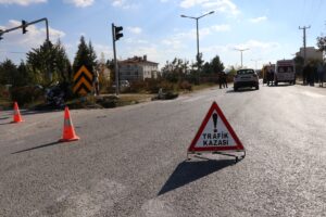 BURDUR (AA ) – Burdur’un Gölhisar ilçesinde otomobil ile motosikletin