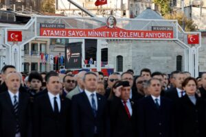 - İstanbul'daki törenler kapsamında Taksim Cumhuriyet Anıtı'na çelenk sunuldu