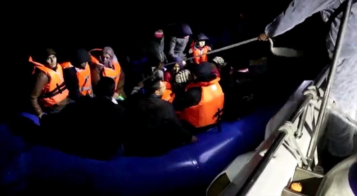 Çanakkale açıklarında 32 düzensiz göçmen yakalandı