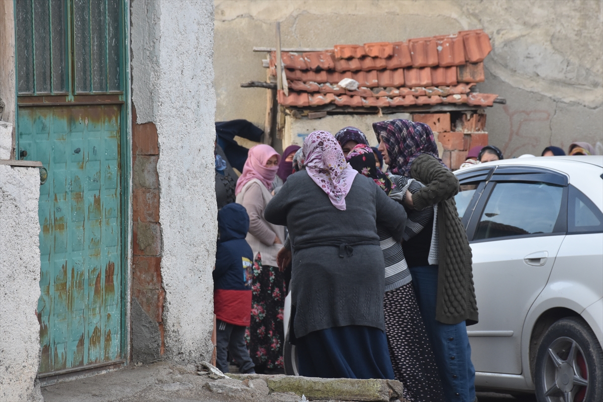 Denizli'de eşi tarafından öldürülen genç kadının cenazesi Afyonkarahisar'da toprağa verildi