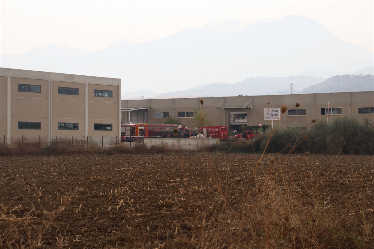 Denizli'de kimya fabrikasında çıkan yangına müdahale ediliyor