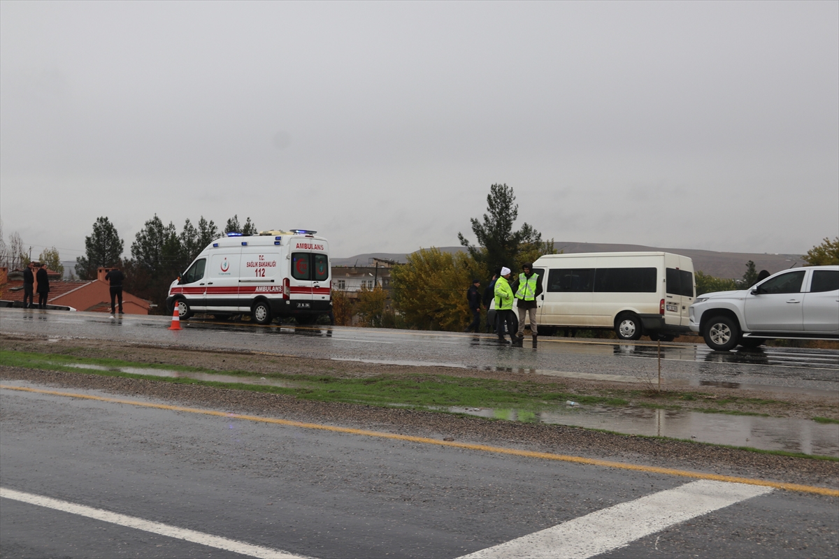GÜNCELLEME – Diyarbakır'da şarampole devrilen yolcu otobüsündeki 33 kişi yaralandı
