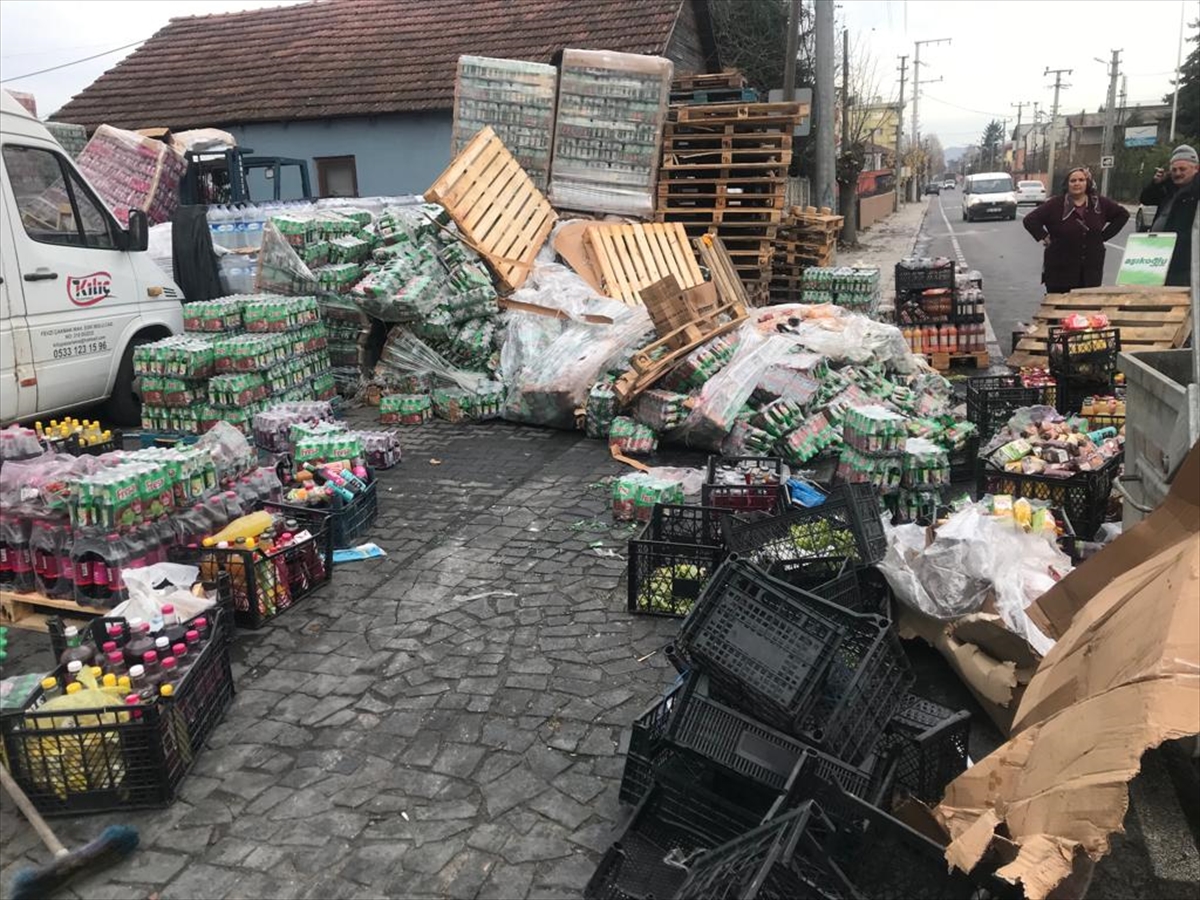 Düzce'de depremden etkilenen esnafın dükkanlarını düzenleme çalışmaları sürüyor