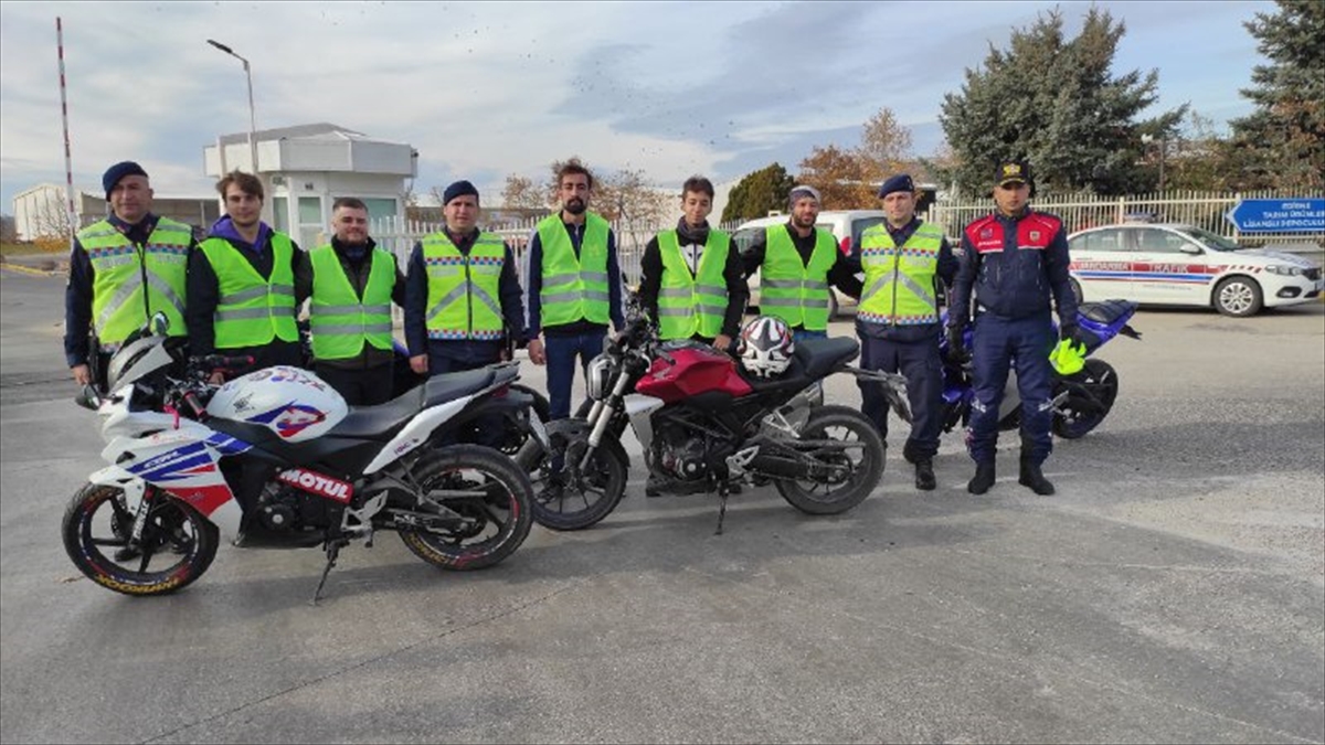Edirne'de jandarma ekipleri motosiklet sürücülerine reflektif yelek dağıttı