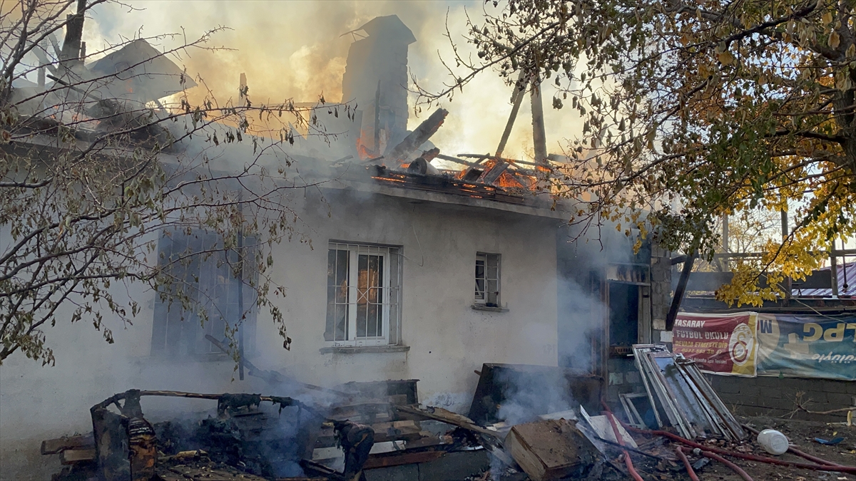 ERZİNCAN (AA) – Erzincan'da bir evde çıkan yangın itfaiye ekiplerince