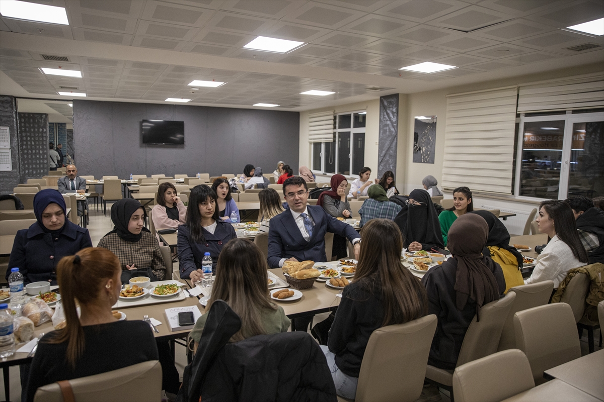 Erzurum Valisi Memiş, KYK yurdunda kalan kız öğrencilerle yemekte buluştu:
