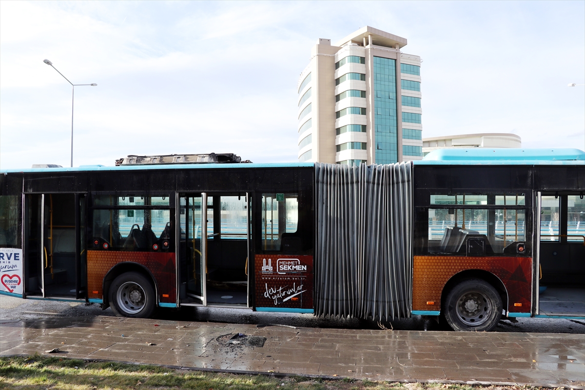 Erzurum'da halk otobüsünde çıkan yangına ilk müdahaleyi polis yaptı