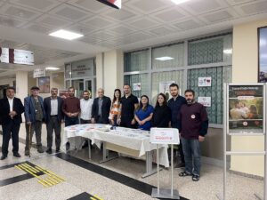 - Bağışçıların avuç izlerinin bulunduğu örtü, farkındalık amacıyla etkinlik sonunda