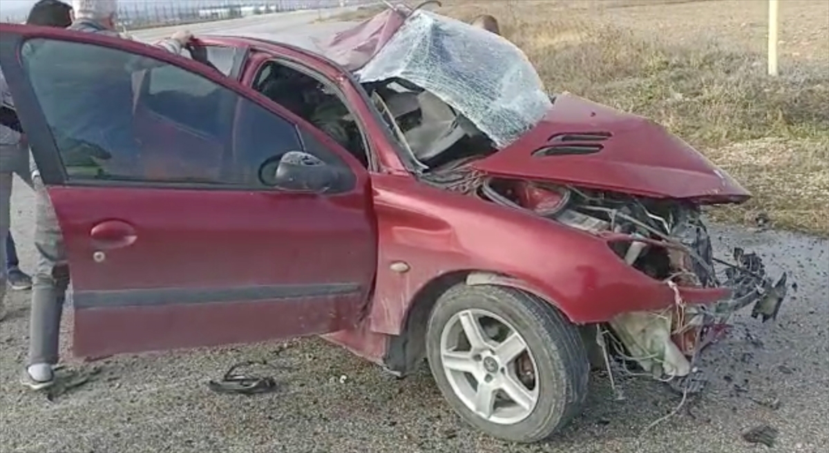 Eskişehir'de hafif ticari araçla çarpışan otomobildeki polis memuru ve oğlu öldü