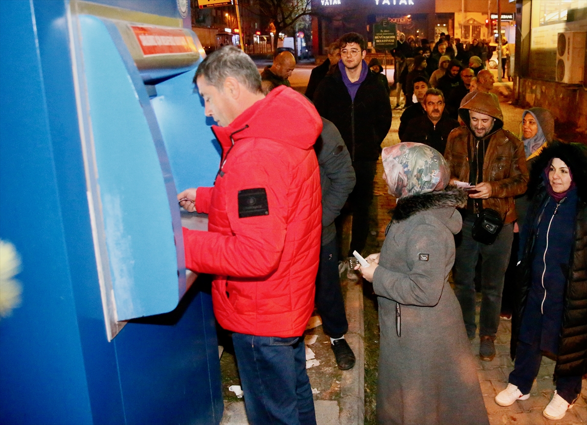 Eskişehir'de zamsız fiyattan su almak isteyenler uzun kuyruklar oluşturdu