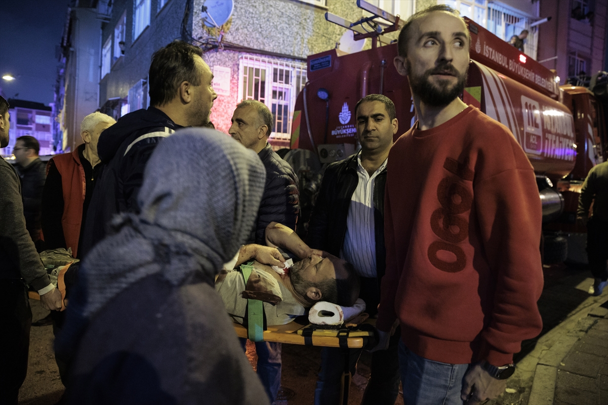 Fatih'te bir binanın doğal gaz kutusunda patlama meydana geldi