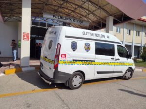 - Arkadaşını yanlışlıkla vurduğunu iddia eden şüpheli ile yanındaki kişi