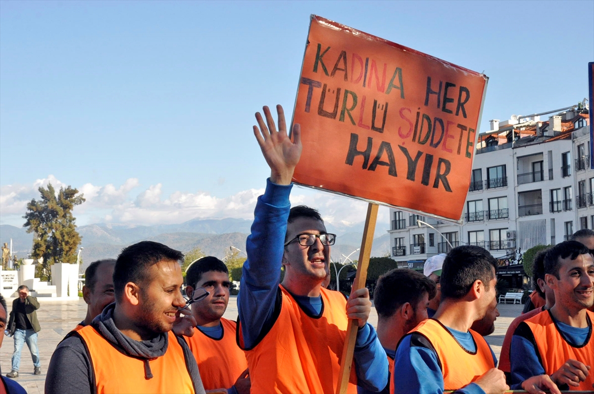 Fethiye'de toplanan erkekler kadına yönelik şiddete karşı yürüdü