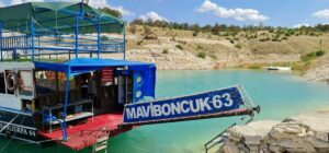 ŞANLIURFA (AA) – Şanlıurfa'da, Fırat Nehri'nde turistlere hizmet veren teknelere