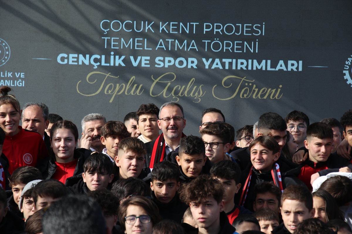 Gençlik ve Spor Bakanı Kasapoğlu, Uşak'ta açılış ve temel atma törenlerine katıldı: