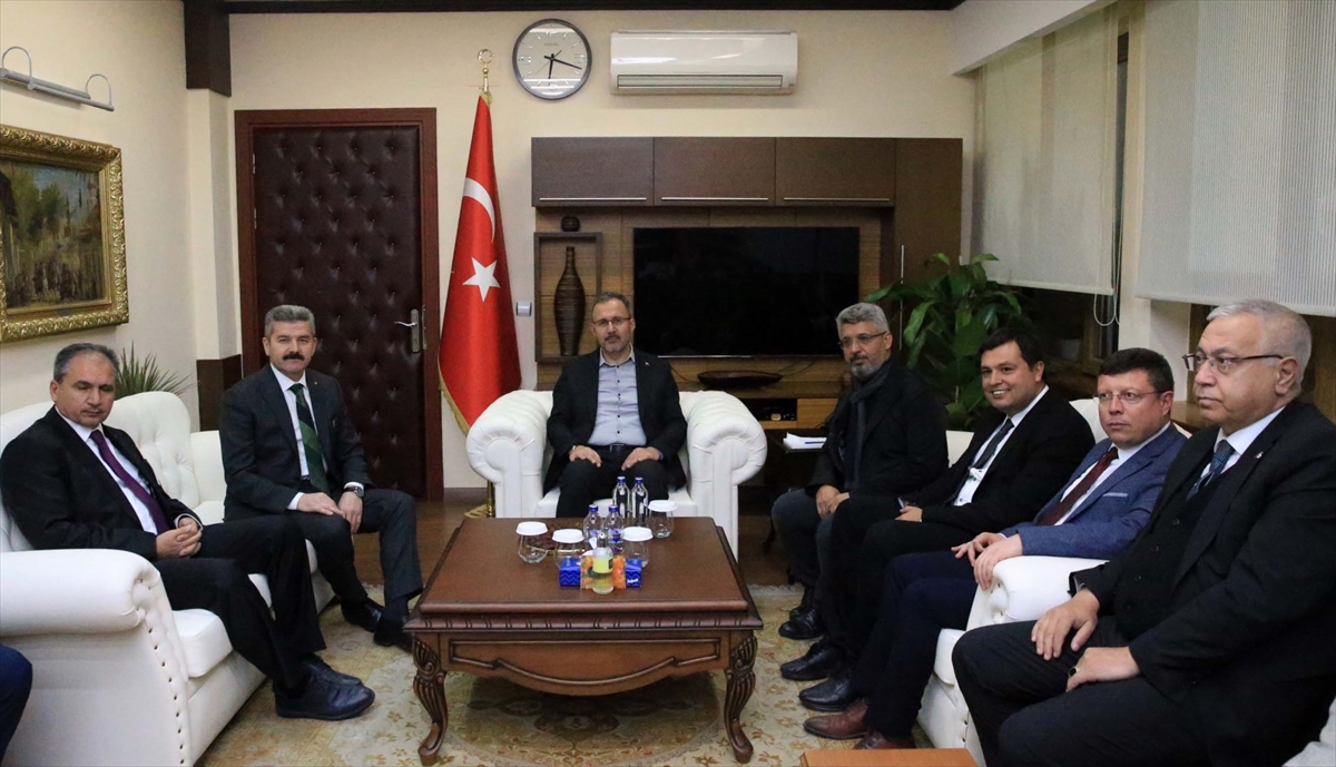Gençlik ve Spor Bakanı Kasapoğlu, Uşak'ta partililerle bir araya geldi: