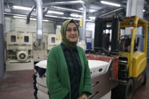 - Kahramanmaraş'ta geri dönüşüm tesisindeki tekstil balyalarını forkliftle taşıyan 4