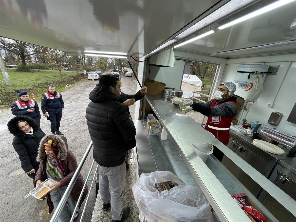 Gölyaka'da 800'ün üzerinde depremzede 243 çadırda konaklamayı sürdürüyor