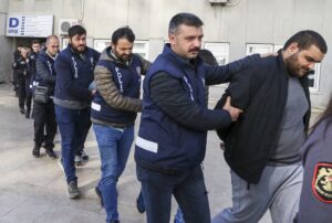 ANKARA (AA) – Esnafı silah zoruyla tehdit edip haksız kazanç