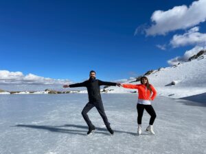 HAKKARİ (AA) – Hakkari'de fotoğraf sanatçısı ile buz pateni antrenörleri,